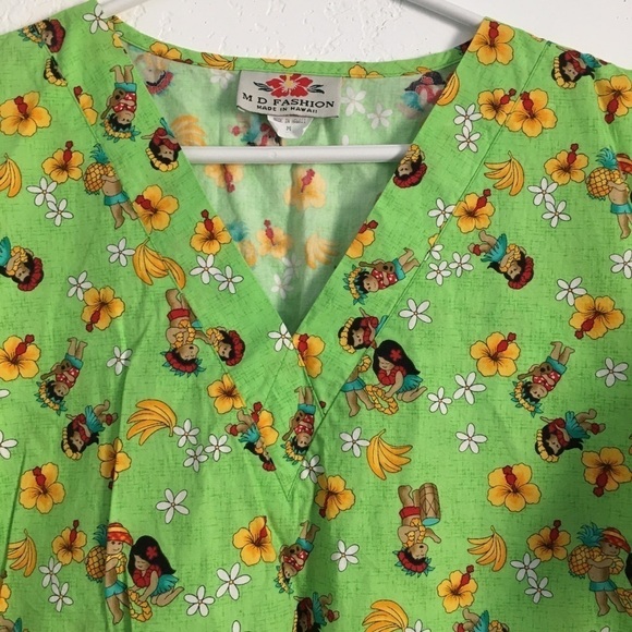 M D Fashion Hawaiian multicolor V neck Scrub top size Medium - Picture 3 of 5